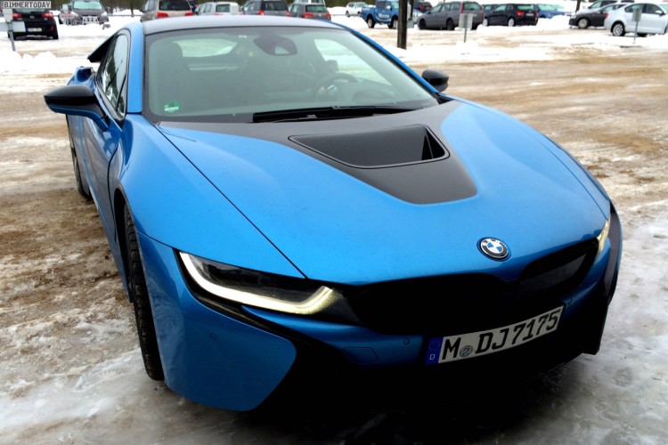 BMW i8 in Protonic Blue looks great