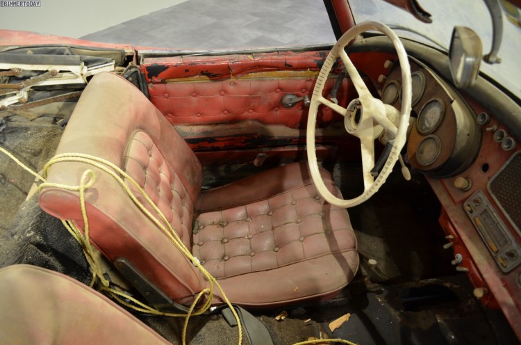 Elvis-Presley-BMW-507-unrestauriert-BMW-Museum-Innenraum-Details-09