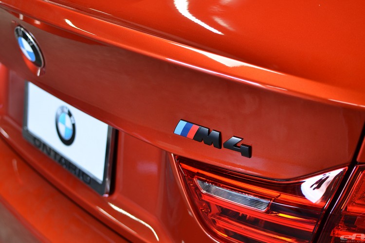 Video: BMW M4 vs 6.4L Dodge CHARGER 392 SRT8