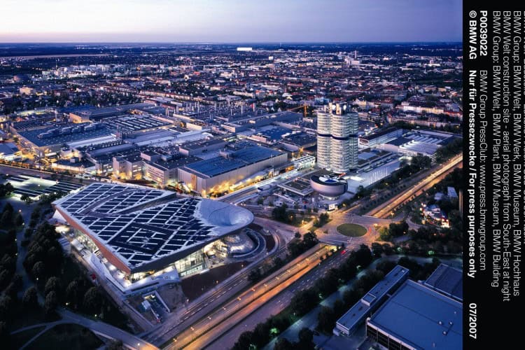 2.93 million visitors in 2013 at BMW Welt