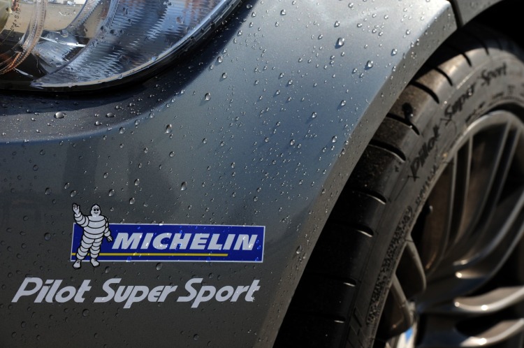 epcp_1103_04_o+michelin_pilot_super_sport+sticker