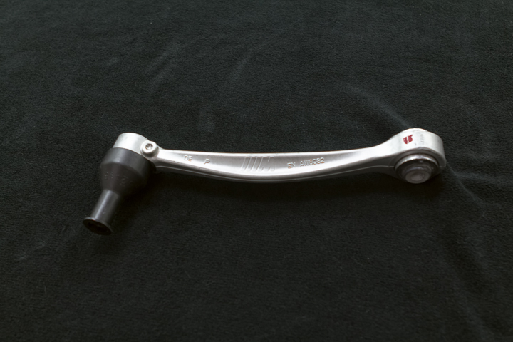 Rear axle control arm and wishbone optimised for rigidity and weight in the BMW M3 and M4, in aluminium forging technology.