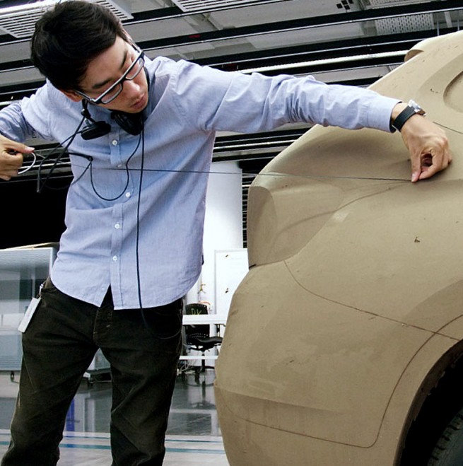 richard_kim_bmw_x_1_designer_working_on_clay_model